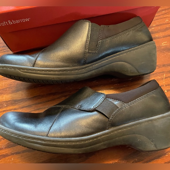 Clarks women’s slip on shoes. Size 9.5, black. - Picture 3 of 4